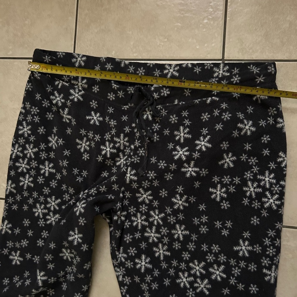 Old Navy Men's Black and White Snowflake Joggers - Picture 4 of 9